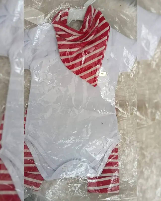 Conjunto de bebê body branco, babador e calça listrada, na embalagem