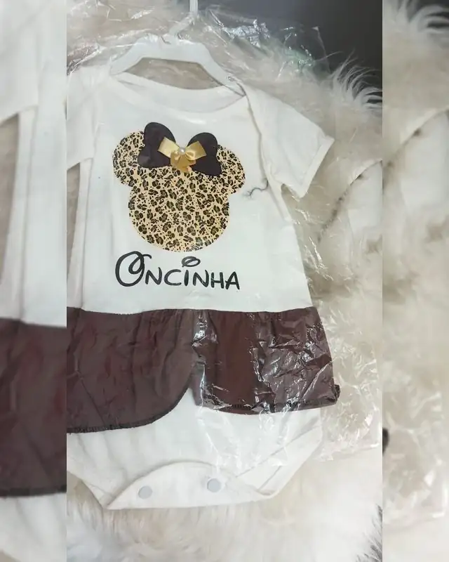 Body de bebê com saia marrom e estampa de oncinha