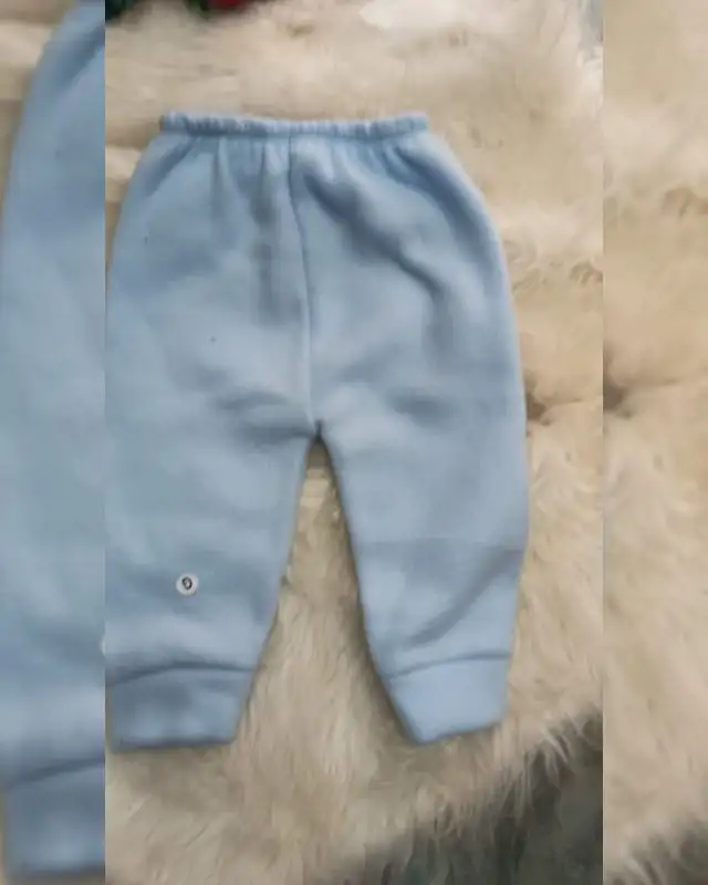 Calça de bebê azul clara em soft