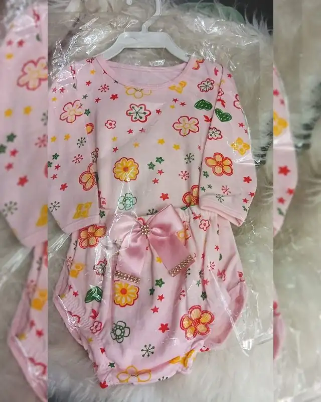 Conjunto de bebê rosa florido com laço de cetim