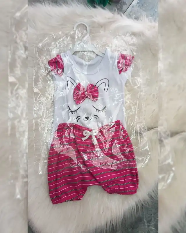 Conjunto de bebê blusa branca com gatinha e short pink listrado