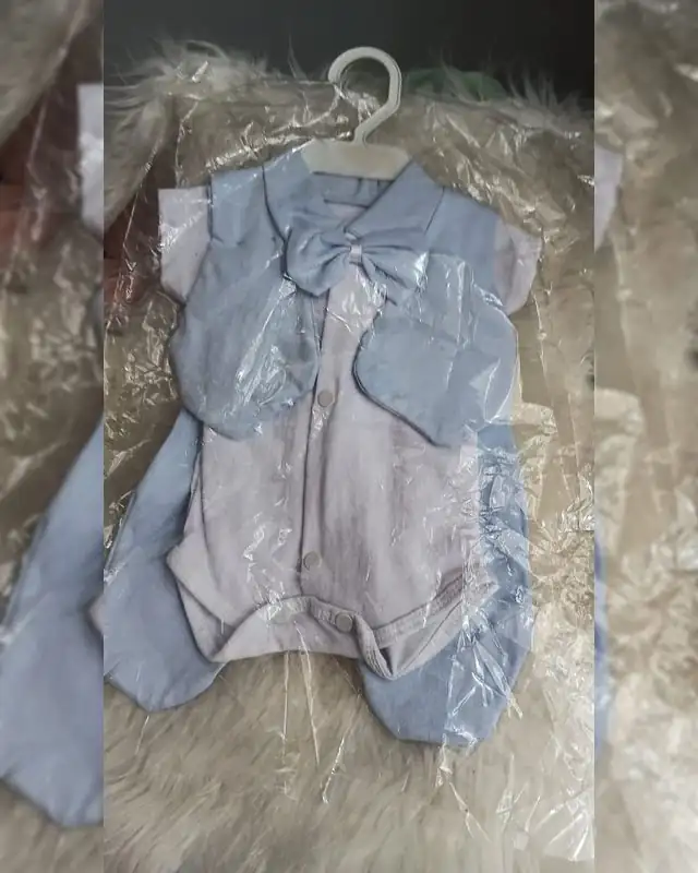 Conjunto de bebê azul claro, body com colete e gravata-borboleta