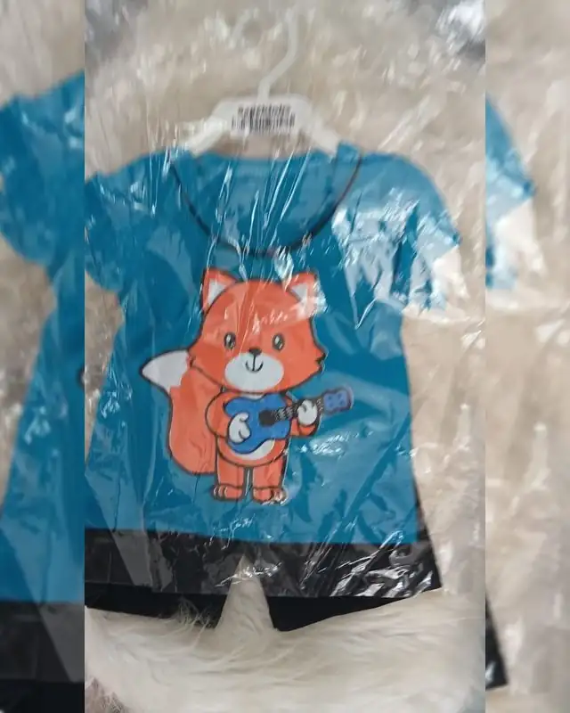 Conjunto de bebê camiseta azul com raposa e short preto