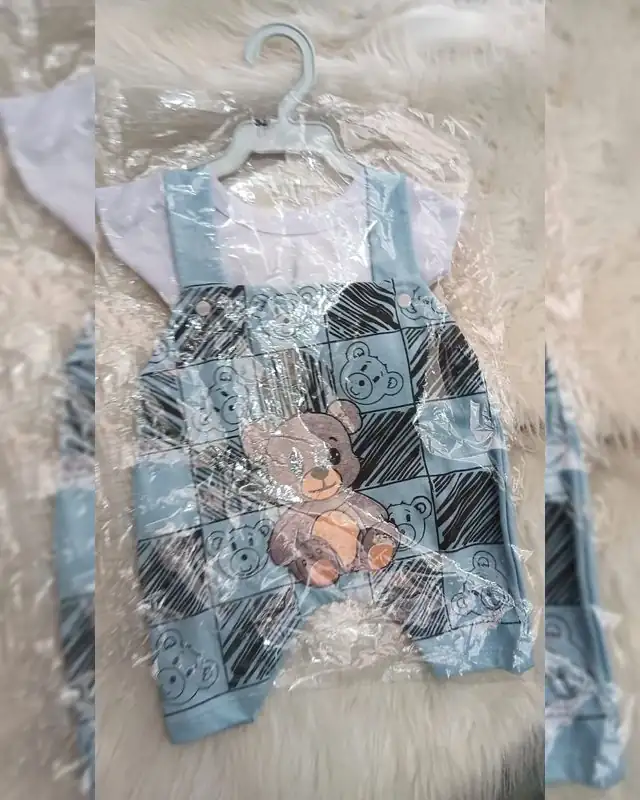 Jardineira curta de bebê azul claro com urso e camiseta branca