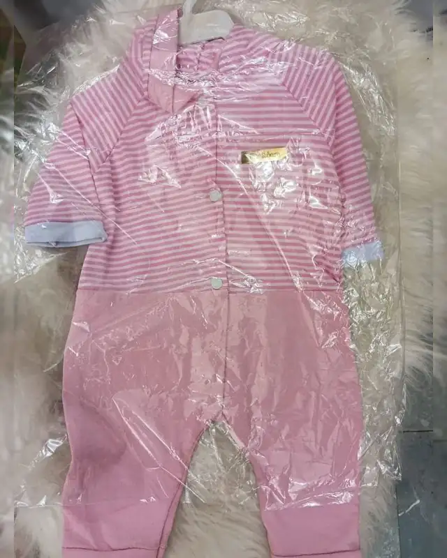 Macacão de bebê rosa listrado com capuz, na embalagem