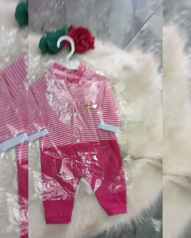 Macacão de bebê pink listrado com capuz