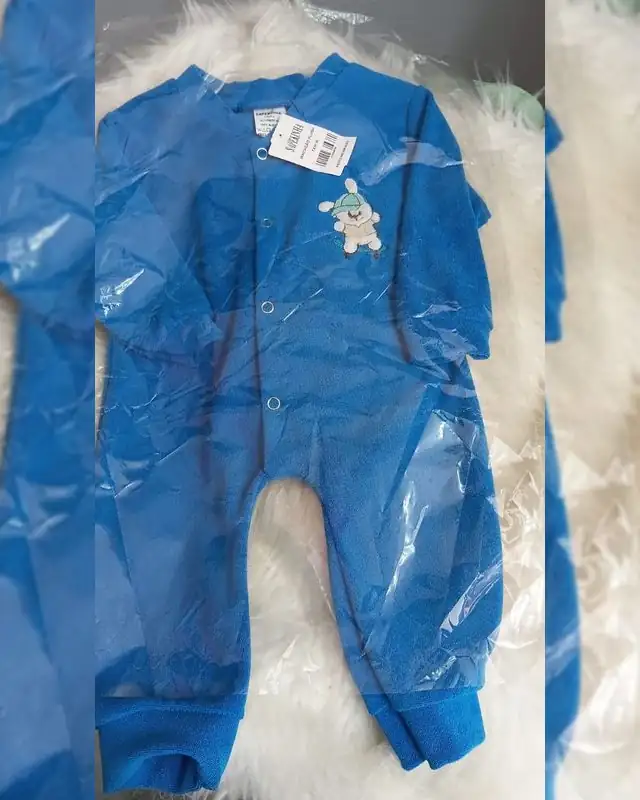 Macacão de bebê azul em plush com coelhinho