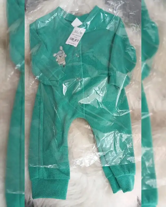 Macacão de bebê verde em plush com coelhinho
