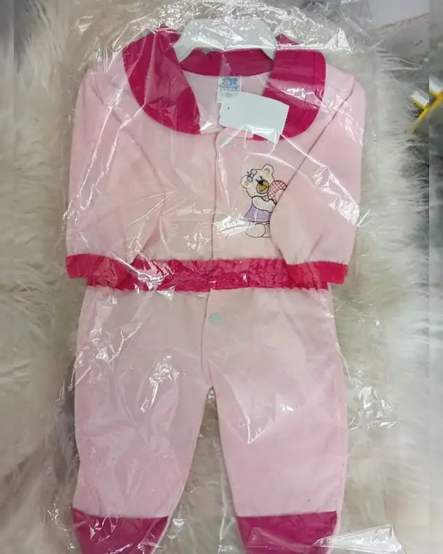 Macacão de bebê rosa com ursinho, na embalagem