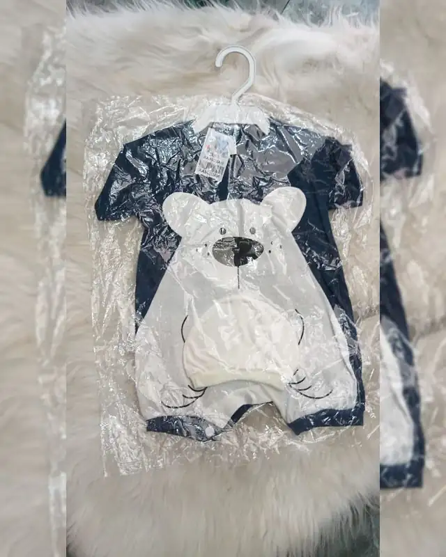 Macacão curto de bebê azul-marinho com urso branco e touca