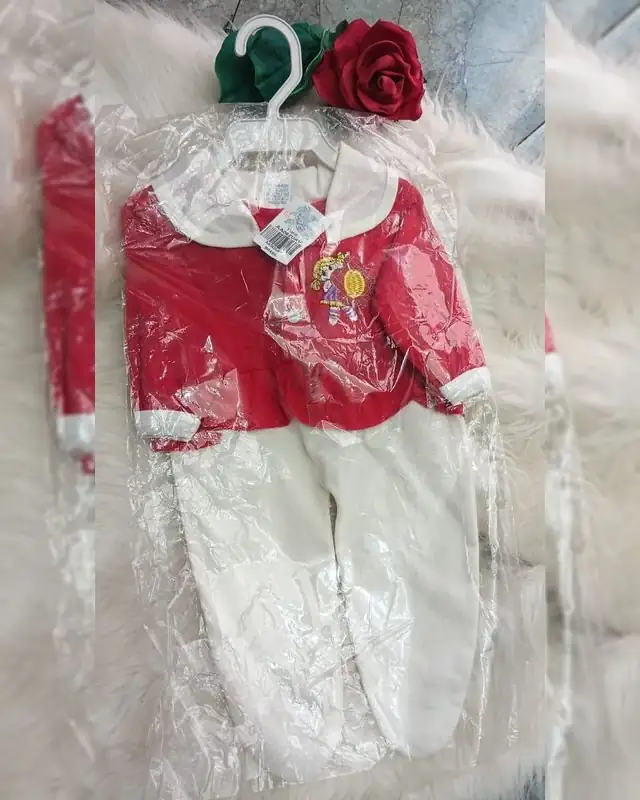Macacão de bebê vermelho e branco com gola