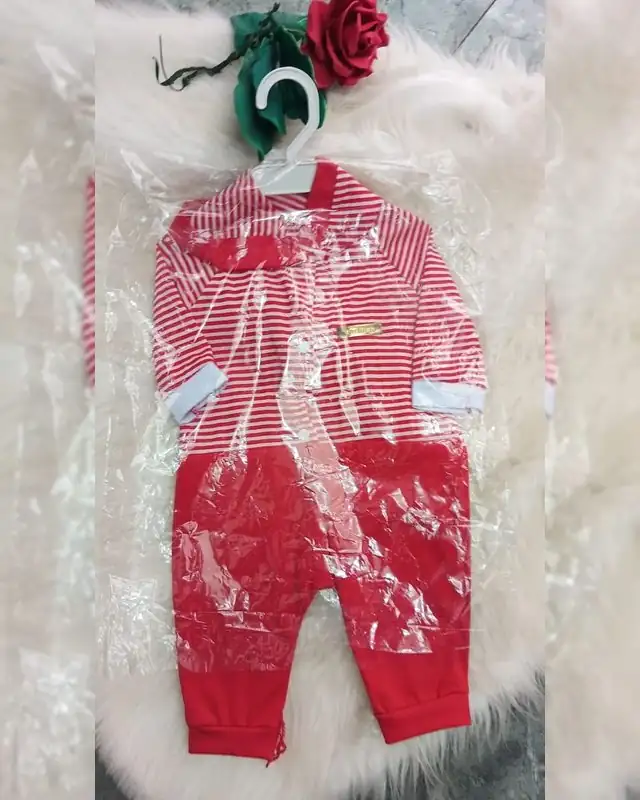 Macacão de bebê vermelho listrado com capuz