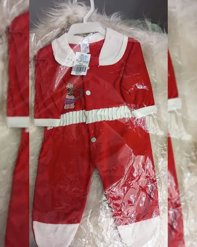 Macacão de bebê vermelho com gola branca e ursinho