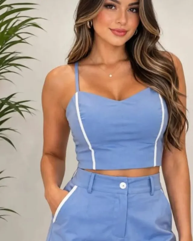Conjunto cropped e short azul com viés branco