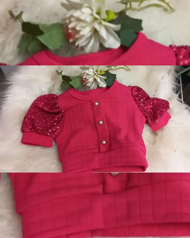 Blusa infantil pink com mangas de paetê e botões de pérola