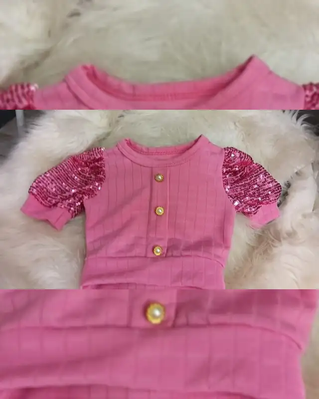 Blusa infantil rosa com mangas de paetê e botões de pérola