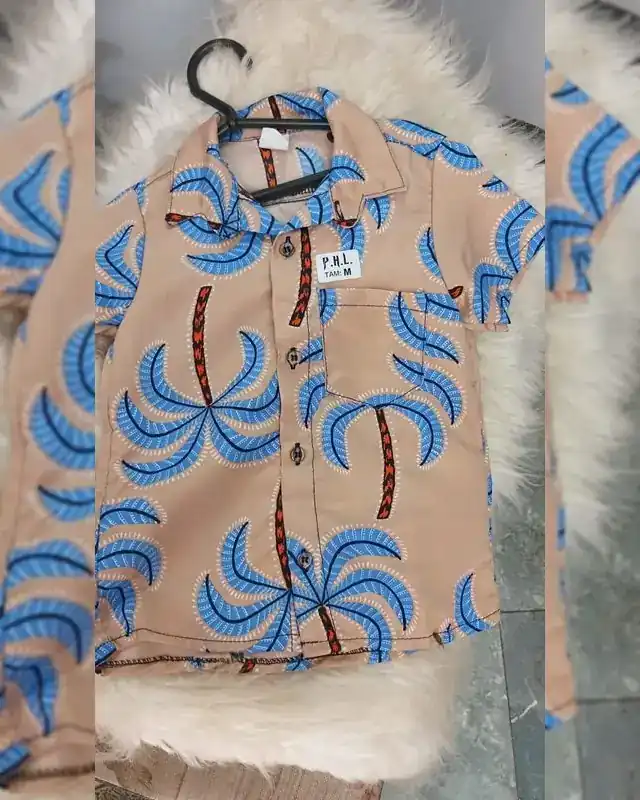 Camisa infantil de botão bege com coqueiros azuis