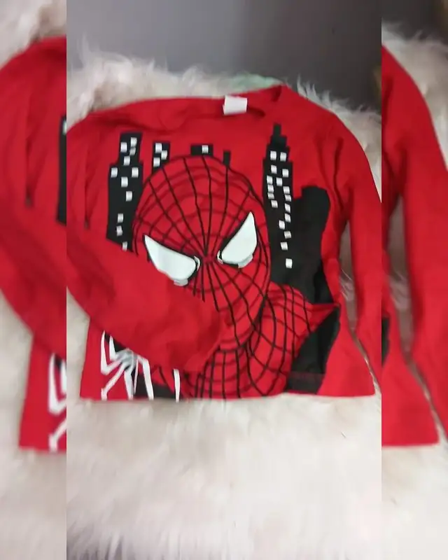 Camiseta infantil vermelha de manga longa com estampa de herói