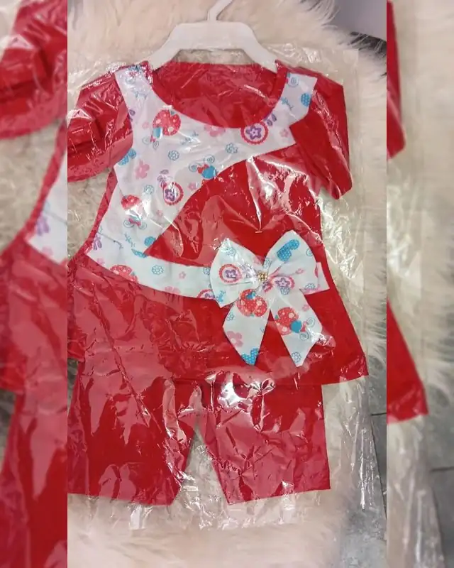 Conjunto infantil vermelho com laço, na embalagem