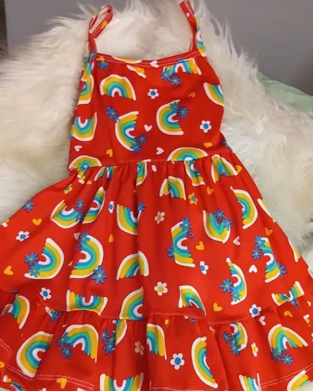 Vestido infantil vermelho de alcinha com estampa de arco-íris