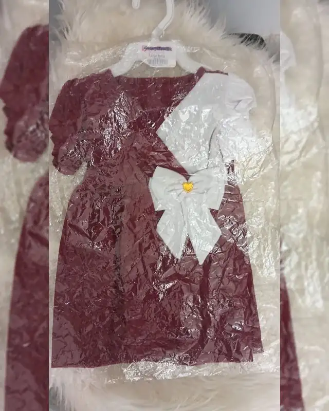 Vestido infantil vinho com laço branco, na embalagem